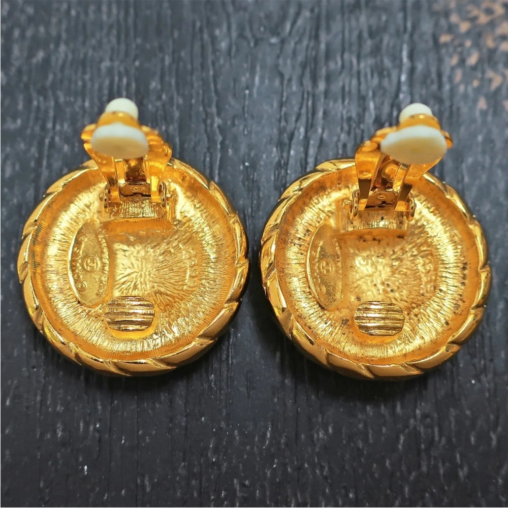 💎 Large CHANEL CC Gold tone logo large Vintage Clip on Earrings - Picture 3 of 10